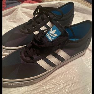 Adidas geometric design skateboarding shoes (NEW)